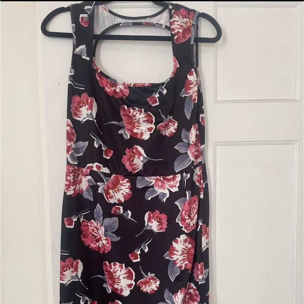 Floral body contour dress